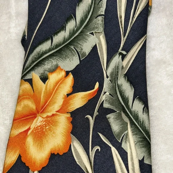 Tommy Bahama tropical floral pattern neck tie - Picture 4 of 8